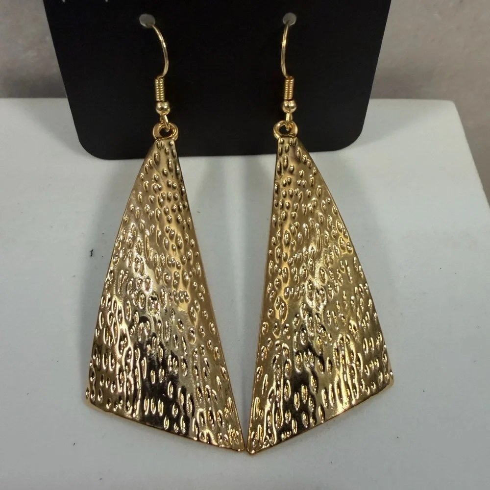 🩷5/$10🩷 Paparazzi Gold Textured Triangle Drop Earrings